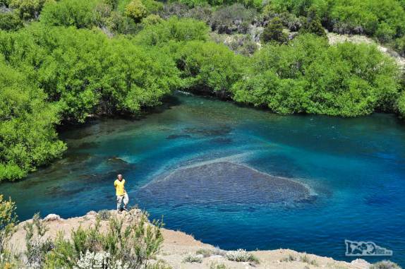 Rio de águas azuis, transparentes e geladas na região de Bariloche, na Argentina